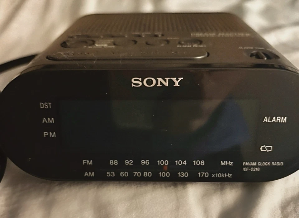 Vintage Sony Dream Machine FM/AM Alarm Clock Radio Model ICF-C218 - Image 1 of 3