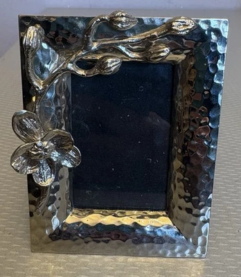 Pequeño marco de fotos de orquídea blanca Michael Aram martillado caballete plateado trasero 3x2" Foto 1 de 4