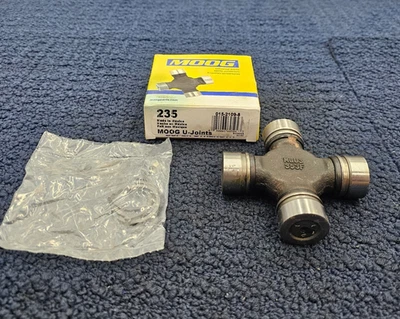 MOOG 235: Junta em U Universal para 2015 Chevrolet Silverado 2500 HD - Imagem 1 de 4