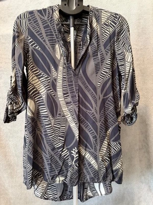 Manuheali'i Shirt Blouse Women Sz XS Hawaiian Print 3/4 Sleeve Black Gray Beige - Image 1 of 4