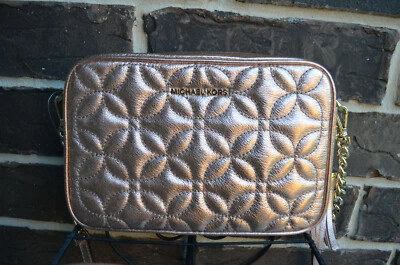 Câmera tiracolo Michael Kors acolchoada floral ouro rosa claro nova com etiquetas US$ 198 MD - Imagem 1 de 4