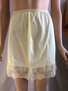 Vintage MAIDENFORM Half SLIP Yellow Pillow Tab w/ Scallop Lace Trim Medium USA - Picture 1 of 10