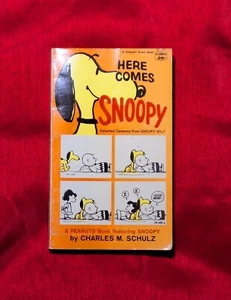 VINTAGE 1968 HERE COMES SNOOPY VOL 1 CHARLES SCHULZ PEANUTS COMIC PAPERBACK BOOK - Picture 1 of 7