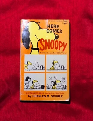 VINTAGE 1968 HERE COMES SNOOPY VOL 1 CHARLES SCHULZ PEANUTS COMIC PAPERBACK BOOK - Image 1 of 4