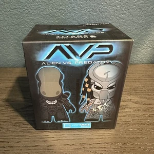 AVP Alien vs. Predator 4.5" Vinyl Figures Titans Loot Crate Exclusive 2015 BNIB - Picture 1 of 5