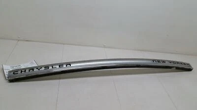 1994 NEW YORKER TAIL FINISH PANEL - WHITE REFLECTOR (END TAB BROKEN) — 第 1/4 张图片