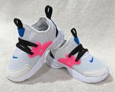 tênis branco de criança