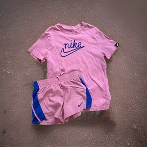 Nike Niñas Talla Mediana/M 10/12 Camiseta Pantalones Cortos Conjunto En muy buena condición - Imagen 1 de 6