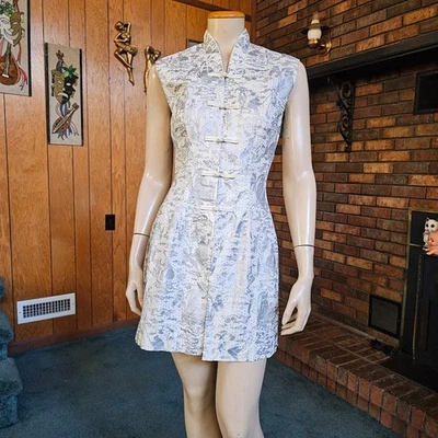 Túnica Cheongsam de Colección Años 50 Alfred Shaheen Metálica Plateada Temporizador de Té Hawaiano S/M Foto 1 de 4