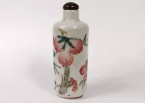 Tabatière chinoise porcelaine polychrome fleurs signée snuffbox XIXème - Bild 1 von 1