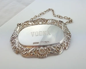 VINTAGE REPOUSSE SILVER SHELL & SCROLL VODKA DECANTER LABEL HM B'HAM 1985 12.2g - Picture 1 of 9