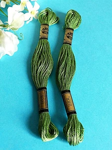 001A/Lovely Lot 2 Skeins Mouliné DMC N° 25 Color Green Avocado N°988 - Picture 1 of 3