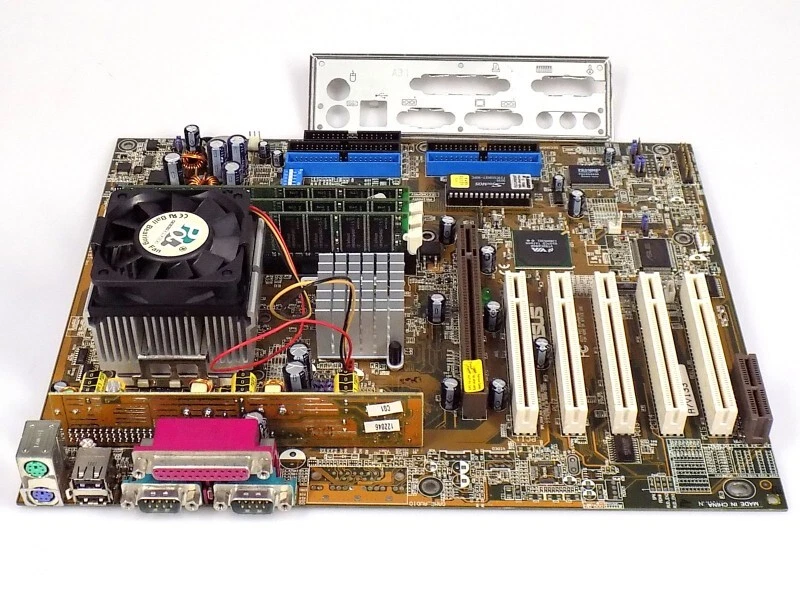 Mainboard CPU RAM Retro Bundle: Asus A7V133 + AMD Athlon 1200 + 768MB SDRAM - Bild 1 von 1