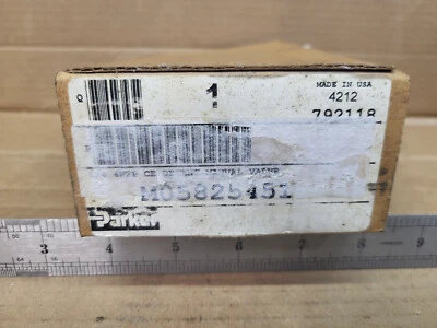 Parker M05825451 4-way valve, detent ball,  panel mount with nut - Image 1 of 3