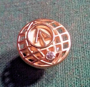 International Paper Co Mitarbeiter goldfarben 10 Jahre Service Award Pin klarer Stein - Bild 1 von 3