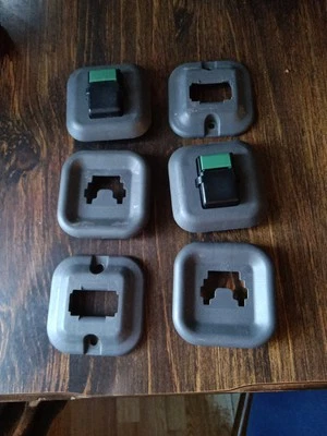 Clips de asiento trasero gris oscuro para Ford Expedition/Excursion Foto 1 de 2