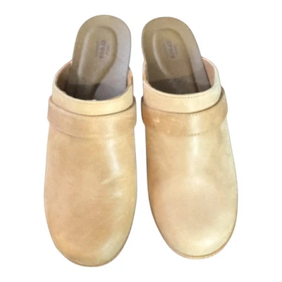 Crocs 204542 Sarah Zueco de Cuero Sandalias Sin Cordones Tacón Punta Redonda Tostado EE. UU. 8 Foto 1 de 4