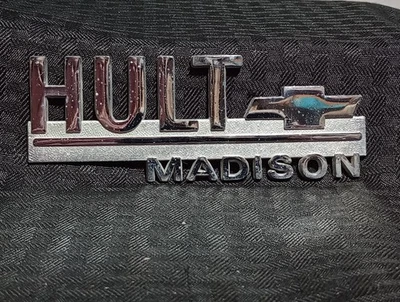 De colección Hult Chevrolet Madison WI Metal Concesionario Insignia Emblema Etiqueta Maletero Chevy Foto 1 de 4