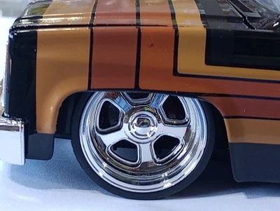  КОЛЕСА И ШИНЫ JADA JUST TRUCKS МАСШТАБ 1/24 ДЛЯ МОДЕРНИЗАЦИИ '85 CHEVY SILVERADO. - Изображение 1 из 4