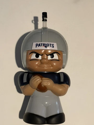 Party Animal TSNE Plastic New England Patriots Water Bottle 16 oz. Capacity Cover