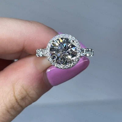 Anillo de compromiso redondo estilo eternidad 3/4 halo moissanita 3,65 quilates enchapado en platino Foto 1 de 4