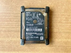 Disque Dur 2,5" Sata HGST Apple 1TB H2T10001654S + Support Caoutchou pour iMac ! - Afbeelding 1 van 2