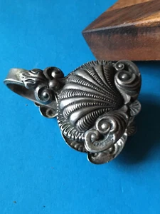 Ancien Rond de Serviette Pince Coquillage Métal Argenté - Picture 1 of 4