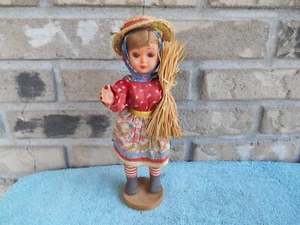 MUÑECA DE PLÁSTICO VINTAGE PORTUGAL RECUERDO NIÑA OJOS PARPADEANTES SOSTENIENDO TRIGO 10" DE ALTO - Imagen 1 de 18