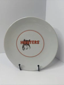Hooters Restaurant 8.5" round Ceramic Plate Memorabilia Original ZZ14 - Picture 1 of 5