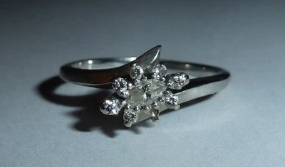 18K White Gold Engagement RING w. Diamond and Chips Labolt Mark 3.1 Grams - Image 1 of 3