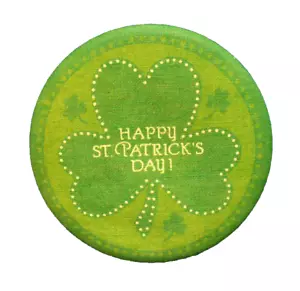 Hallmark BUTTON PIN San Patrizio Vintage SHAMROCK HAPPY Irlandese 1976 TESSUTO COME NUOVO - Foto 1 di 2