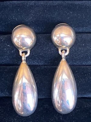 PENDIENTES DE MODA DE PASARELA EN TONO PLATEADO CON TACHUELAS COLGANTES DE COLECCIÓN GIVECHY Foto 1 de 4