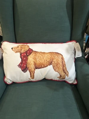 Martha Stewart 金色涂鸦红色围巾圣诞装饰枕头 24x14 英寸  — 第 1/4 张图片