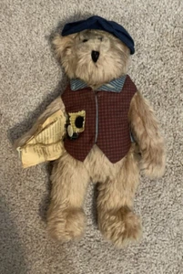 Orso ragazzo peluche snodato 11" con cappello blu e gilet che tiene in braccio giornale - Foto 1 di 3