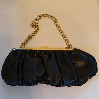 Cartera sin asas Metro 7 negra de cuero Foe con globo Foto 1 de 4