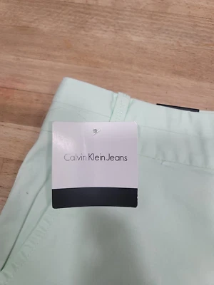 Pantalón Corto Calvin Klein Ambrosía Verde Informal para Vestir Calce Ajustado Talla 12 Foto 1 de 4