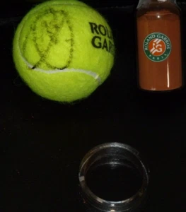 NOVAK DJOKOVIC AUTOGRAPHED FRENCH OPEN /ROLAND GARROS TENNIS BALL + RED CLAY - Picture 1 of 4