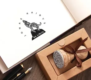 Estampilla de libro Howling Wolf Hill Ex libris personalizada hecha a mano regalo en caja especial - Imagen 1 de 8
