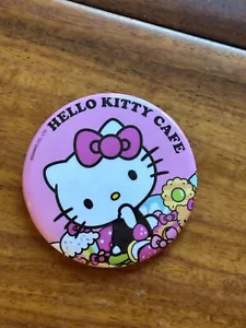 Spilla pulsante Hello Kitty Cafe SanRio 2" x 2" nuova senza etichette - Foto 1 di 4