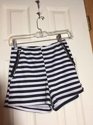 Junior size small stretchy Black & White stripe Print shorts size small NWT - Изображение 1 из 2