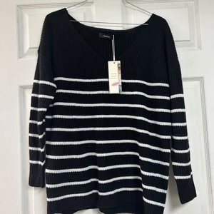 Dokotoo Black & White Striped V-neck Sweater - Picture 1 of 3