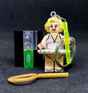 MARILYN MONROE MINIFIGURE LOVE © KEYCHAIN & BOX + LEGO PEDESTAL COLLECTORS 37 - Picture 1 of 8