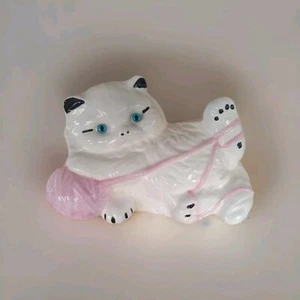 Large Vintage White Ceramic Persian Kitten Kitty Cat Playing w/ pink Yarn Figure - Picture 1 of 7