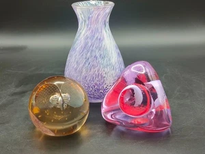 Caithness Glas Trio - Vase + "Weise Eule" um 19437 + rosa Briefbeschwerer Schottland - Bild 1 von 10