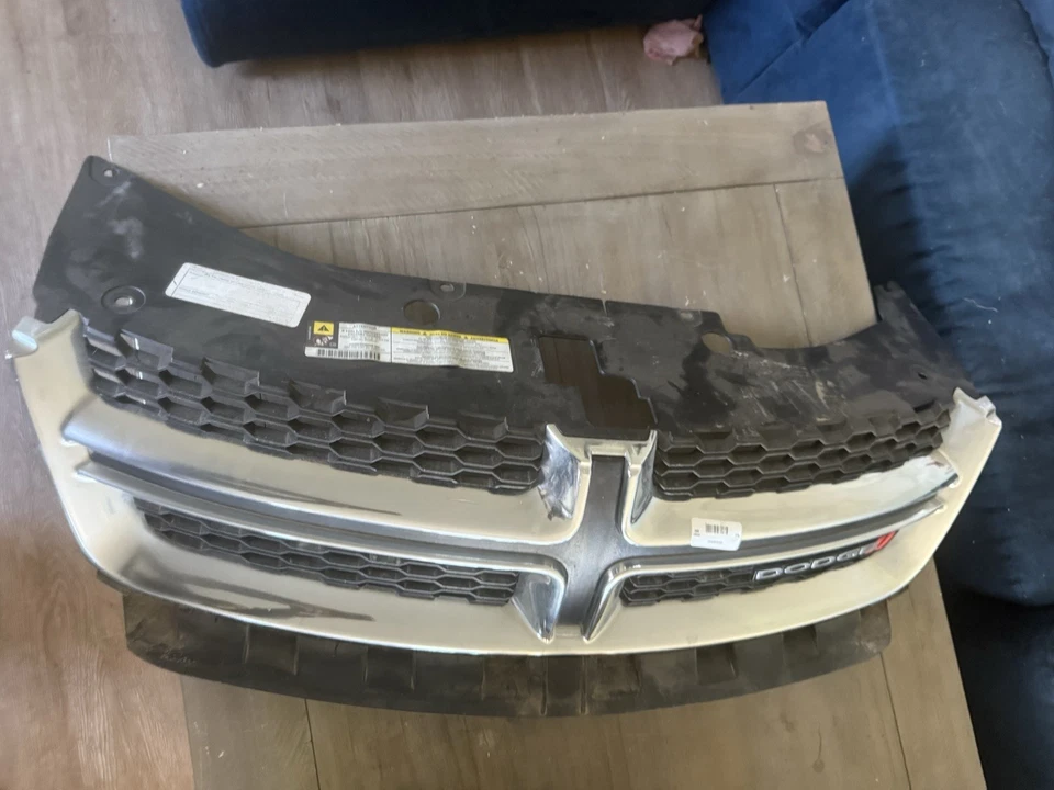 Хромированная и черная верхняя решетка для Dodge Avenger 2011-2014 годов выпуска с эмблемой от оригинального производителя - Изображение 1 из 4