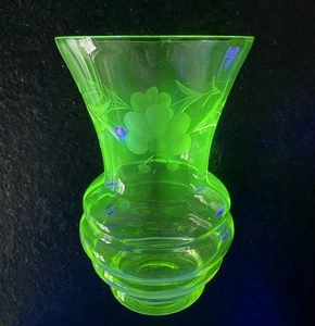 Art Deco Uranglas Vase grün Gravur Dekor - Bild 1 von 18