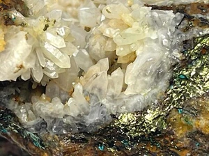 Geode con cristalli di quarzo latteo/ialino e calcopirite , Grosseto - Foto 1 di 5