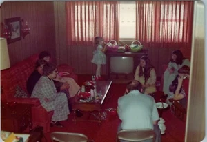 Vintage 1970s Photo Retro Living Room Decor Furniture Family Easter 70s Fashion - Picture 1 of 3