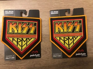 LOTE DE 2 PINES PARCHES KISS EJÉRCITO NUEVOS NO SE NECESITA PLANCHA NUEVOS EN TARJETA - Imagen 1 de 6