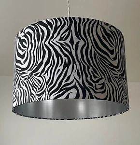 Pantalla de lámpara negra blanca animal cebra estampado plata cepillada tambor sombra clara - Imagen 1 de 9